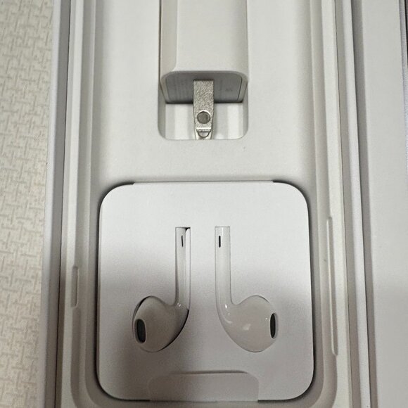 Apple Like New UNLOCKED White SE second generation with all original items boxed - Picture 6 of 7